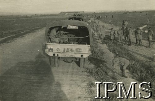 Lata 40., Bliski Wschód.
Okolice polskiego obozu wojskowego, widoczni żołnierze i samochody jadące drogą.
Fot. NN, Instytut Polski i Muzeum im gen. Sikorskiego w Londynie [teczka - Józef Gruszka].