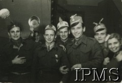 Lata 40., brak miesjca.
Polskie Siły Zbrojne na Zachodzie, 3. z lewej stoi Józef Gruszka.
Fot. NN, Instytut Polski i Muzeum im gen. Sikorskiego w Londynie [teczka - Józef Gruszka].