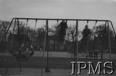 Lata 40., Wielka Brytania.
Żołnierze 1 Dywizji Pancernej na huśtawkach.
Fot. NN, Instytut Polski i Muzeum im. gen. Sikorskiego w Londynie [teczka luzem Januszajtis].