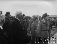 29.10.1946, Breda, Holandia.
Druga rocznica wyzwolenia Bredy przez 1 Dywizję Pancerną, na pierwszym planie mer Bredy von Stolbe, z prawej dowódca 1 Dywizji Pancernej gen. Klemens Rudnicki.
Fot. NN, Instytut Polski i Muzeum im. gen. Sikorskiego w Londynie [teczka luzem Januszajtis].
