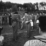1946, Meppen, Niemcy.
Dowódca 1 Dywizji Pancernej gen. Klemens Rudnicki wręcza puchar.
Fot. NN, Instytut Polski i Muzeum im. gen. Sikorskiego w Londynie [teczka luzem Januszajtis].