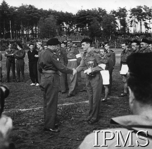 1946, Meppen, Niemcy.
Dowódca 1 Dywizji Pancernej gen. Klemens Rudnicki wręcza puchar.
Fot. NN, Instytut Polski i Muzeum im. gen. Sikorskiego w Londynie [teczka luzem Januszajtis].