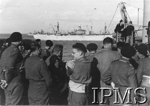 Lipiec 1944, Kanał La Manche.
Żołnierze 1 Dywizji Pancernej na statku w drodze z Wielkiej Brytanii do Normandii we Francji.
Fot. NN, Instytut Polski i Muzeum im. gen. Sikorskiego w Londynie [teczka luzem Januszajtis].
