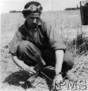 Sierpień 1944, Caen, Normandia, Francja.
Fotoreporter 1 Dywizji Pancernej Jerzy Zbigniew Żegota-Januszajtis.
Fot. NN, Instytut Polski i Muzeum im. gen. Sikorskiego w Londynie [teczka luzem Januszajtis].
