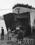 Lipiec 1944, Normandia, Francja.
Wyładunek 1 Dywizji Pancernej.
Fot. NN, Instytut Polski i Muzeum im. gen. Sikorskiego w Londynie [teczka luzem Januszajtis].
