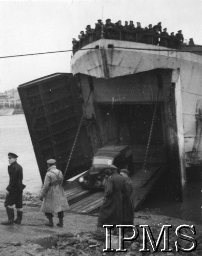Lipiec 1944, Normandia, Francja.
Wyładunek 1 Dywizji Pancernej.
Fot. NN, Instytut Polski i Muzeum im. gen. Sikorskiego w Londynie [teczka luzem Januszajtis].
