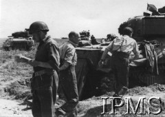 8.08.1944, Caen-Falaise (okolice), Normandia, Francja.
2 Pułk Pancerny, dowódca ppłk Stanisław Koszutski (w środku) ocenia rezultaty walk.
Fot. NN, Instytut Polski i Muzeum im. gen. Sikorskiego w Londynie [teczka luzem Januszajtis].

