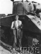 Sierpień 1944, Normandia, Francja.
Fotoreporter 1 Dywizji Pancernej Jerzy Zbigniew Żegota-Januszajtis przy czołgu.
Fot. NN, Instytut Polski i Muzeum im. gen. Sikorskiego w Londynie [teczka luzem Januszajtis].