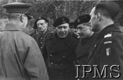 1944, Wielka Brytania.
Od lewej: szef sztabu 1 Dywizji Pancernej płk Jerzy Levittoux, dowódca dywizji gen. Stanisław Maczek, płk Tadeusz Majewski, gen. Mieczysław Boruta-Spiechowicz. Tyłem stoi prawdopodobnie gen. Dwight Eisenhower.
Fot. NN, Instytut Polski i Muzeum im. gen. Sikorskiego w Londynie [teczka luzem Januszajtis].
