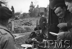 Lata 40., brak miejsca.
Dowódca 1 Dywizji Pancernej gen. Stanisław Maczek i żołnierze dywizji podczas posiłku.
Fot. NN, Instytut Polski i Muzeum im. gen. Sikorskiego w Londynie [teczka luzem Januszajtis].
