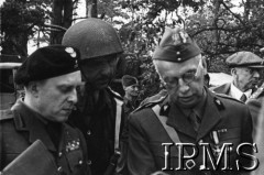 1943, Wielka Brytania.
Naczelny Wódz Polskich Sił Zbrojnych gen. Kazimierz Sosnkowski (z prawej) na manewrach 1 Dywizji Pancernej, w hełmie dowódca 1 Pułku Pancernego ppłk Bolesław Sokołowski. 
Fot. NN, Instytut Polski i Muzeum im. gen. Sikorskiego w Londynie [teczka luzem Januszajtis].

