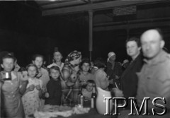 1942, Afryka Wschodnia.
Polscy uchodźcy w punkcie żywnościowym w jednym z osiedli w Afryce lub w drodze do osiedla.
Fot. NN, Instytut Polski i Muzeum im. gen. Sikorskiego w Londynie [album 212 - Osiedla polskie w Afryce Wschodniej].