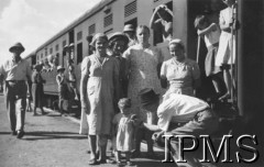 1942, Afryka Wschodnia.
Polscy uchodźcy przy pociągu w drodze do jednego z przeznaczonych dla nich osiedli.
Fot. NN, Instytut Polski i Muzeum im. gen. Sikorskiego w Londynie [album 212 - Osiedla polskie w Afryce Wschodniej].
