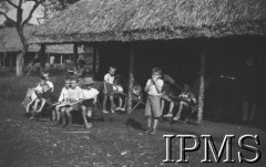 1942-1943, Masindi, Uganda.
Dzieci w osiedlu dla polskich uchodźców.
Fot. NN, Instytut Polski i Muzeum im. gen. Sikorskiego w Londynie [album 212 - Osiedla polskie w Afryce Wschodniej].
