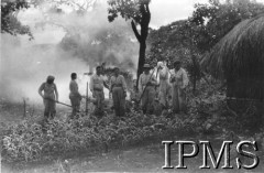 1942-1943, Masindi, Uganda.
Mieszkańcy osiedla przygotowujący teren pod uprawę.
Fot. NN, Instytut Polski i Muzeum im. gen. Sikorskiego w Londynie [album 212 - Osiedla polskie w Afryce Wschodniej].
