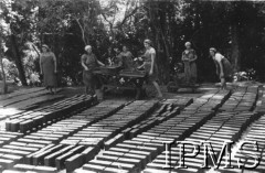 1942-1943, Masindi, Uganda.
Polskie kobiety przy produkcji cegieł.
Fot. NN, Instytut Polski i Muzeum im. gen. Sikorskiego w Londynie [album 212 - Osiedla polskie w Afryce Wschodniej].

