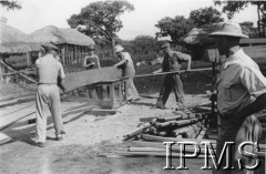 1942-1943, Masindi, Uganda.
Mężczyźni podczas pracy w tartaku.
Fot. NN, Instytut Polski i Muzeum im. gen. Sikorskiego w Londynie [album 212 - Osiedla polskie w Afryce Wschodniej].
