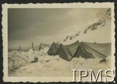 1944, Abruzja, Włochy.
Odcinek obrony w górach zimą, namioty żołnierzy 3 Batalionu Strzelców Karpackich.
Fot. NN, Instytut Polski i Muzeum im. gen. Sikorskiego w Londynie [album 11 - 3 Batalion Strzelców Karpackich, sygn. A XI 32 6].
