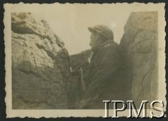 1944-1945, Włochy.
3 Batalion Strzelców Karpackich podczas kampanii włoskiej. Żołnierz w punkcie obserwacyjnym za skałami.
Fot. NN, Instytut Polski i Muzeum im. gen. Sikorskiego w Londynie [album 11 - 3 Batalion Strzelców Karpackich, sygn. A XI 32 6].