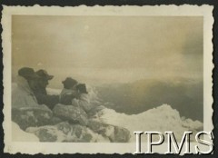 1944, Abruzja, Włochy.
Odcinek obrony w górach, żołnierze 3 Batalionu Strzelców Karpackich prowadzą obserwację terenu.
Fot. NN, Instytut Polski i Muzeum im. gen. Sikorskiego w Londynie [album 11 - 3 Batalion Strzelców Karpackich, sygn. A XI 32 6].
