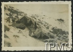 1944, Abruzja, Włochy.
Odcinek obrony w górach zimą, żołnierze 3 Batalionu Strzelców Karpackich przy namiotach.
Fot. NN, Instytut Polski i Muzeum im. gen. Sikorskiego w Londynie [album 11 - 3 Batalion Strzelców Karpackich, sygn. A XI 32 6].