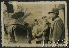 1943-1945, Włochy.
Kampania włoska, 1. z prawej żołnierz armii Stanów Zjednoczonych.
Fot. NN, Instytut Polski i Muzeum im. gen. Sikorskiego w Londynie [album 11 - 3 Batalion Strzelców Karpackich, sygn. A XI 32 6].