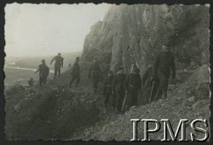 1944, rzeka Sangro okolice, Włochy.
Naczelny Wódz Polskich Sił Zbrojnych gen. Kazimierz Sosnkowski (z przodu) wizytuje pozycje obronne 3 Dywizji Strzelców Karpackich.
Fot. NN, Instytut Polski i Muzeum im. gen. Sikorskiego w Londynie [album 11 - 3 Batalion Strzelców Karpackich, sygn. A XI 32 6].