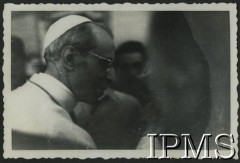 20.06.1944, Watykan.
Papież Pius XII podczas audiencji dla polskich żołnierzy walczących w kampanii włoskiej. Zdjęcie zrobione przez żołnierza 3 Batalionu Strzelców Karpackich.
Fot. NN, Instytut Polski i Muzeum im. gen. Sikorskiego w Londynie [album 11 - 3 Batalion Strzelców Karpackich, sygn. A XI 32 6].