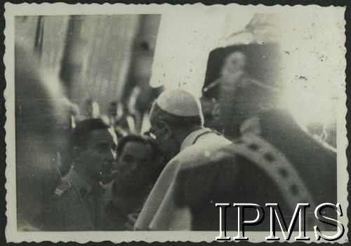 20.06.1944, Watykan.
Papież Pius XII podczas rozmowy z polskimi żołnierzami. Zdjęcie zrobione przez żołnierza 3 Batalionu Strzelców Karpackich.
Fot. NN, Instytut Polski i Muzeum im. gen. Sikorskiego w Londynie [album 11 - 3 Batalion Strzelców Karpackich, sygn. A XI 32 6].