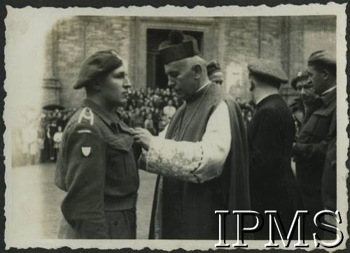 1944-1945, Włochy.
Biskup polowy Wojska Polskiego Józef Gawlina dekoruje żołnierzy 2 Korpusu Polskiego.
Fot. NN, Instytut Polski i Muzeum im. gen. Sikorskiego w Londynie [album 11 - 3 Batalion Strzelców Karpackich, sygn. A XI 32 6].