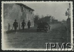 1945, rzeka Santerno okolice, Włochy.
Żołnierze 3 Batalionu Strzelców Karpackich podczas kampanii włoskiej. 
Fot. NN, Instytut Polski i Muzeum im. gen. Sikorskiego w Londynie [album 11 - 3 Batalion Strzelców Karpackich, sygn. A XI 32 6].