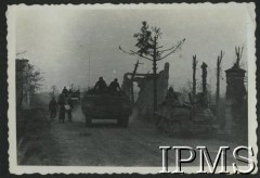 1944-1945, Włochy.
Żołnierze 3 Dywizji Strzelców Karpackich w pojazdach pancernych, wokół ruiny i drzewa pościnane pociskami.
Fot. NN, Instytut Polski i Muzeum im. gen. Sikorskiego w Londynie [album 11 - 3 Batalion Strzelców Karpackich, sygn. A XI 32 6].