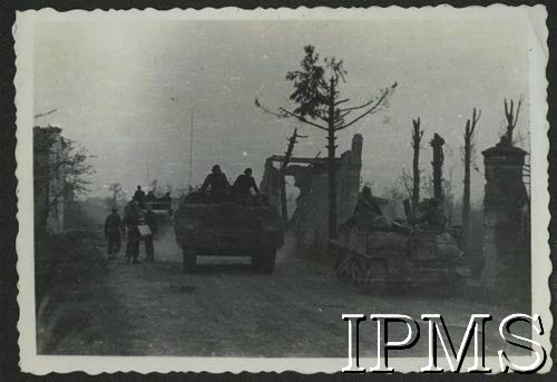 1944-1945, Włochy.
Żołnierze 3 Dywizji Strzelców Karpackich w pojazdach pancernych, wokół ruiny i drzewa pościnane pociskami.
Fot. NN, Instytut Polski i Muzeum im. gen. Sikorskiego w Londynie [album 11 - 3 Batalion Strzelców Karpackich, sygn. A XI 32 6].