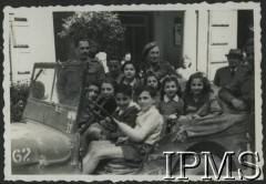 1945, Włochy.
Polscy żołnierze w towarzystwie włoskich dzieci w miejscowości wyzwolonej spod niemieckiej okupacji.
Fot. NN, Instytut Polski i Muzeum im. gen. Sikorskiego w Londynie [album 11 - 3 Batalion Strzelców Karpackich, sygn. A XI 32 6].