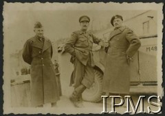 1944-1945, prawdopodobnie Włochy.
Od lewej: gen. Bronisław Duch, brytyjski dowódca gen. sir Oliver William Hargreaves Leese, gen. Władysław Anders.
Fot. NN, Instytut Polski i Muzeum im. gen. Sikorskiego w Londynie [album 11 - 3 Batalion Strzelców Karpackich, sygn. A XI 32 6].