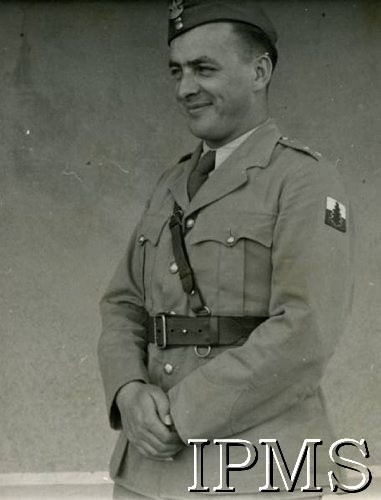 1943, Irak.
Oficer 3 Sądu Polowego 3 Dywizji Strzelców Karpackich.
Fot. NN, Instytut Polski i Muzeum im. gen. Sikorskiego w Londynie [album 14 - Sąd Polowy 3 Dywizji Strzelców Karpackich].