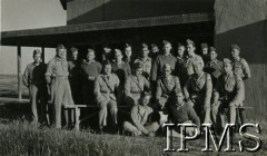 1943, Irak.
Pracownicy 3 Sądu Polowego 3 Dywizji Strzelców Karpackich.
Fot. NN, Instytut Polski i Muzeum im. gen. Sikorskiego w Londynie [album 14 - Sąd Polowy 3 Dywizji Strzelców Karpackich].