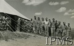 1943, Irak.
Pracownicy 3 Sądu Polowego 3 Dywizji Strzelców Karpackich.
Fot. NN, Instytut Polski i Muzeum im. gen. Sikorskiego w Londynie [album 14 - Sąd Polowy 3 Dywizji Strzelców Karpackich].