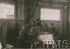 1940, brak miejsca.
Pułkownik Stanisław Kopański (2. z prawej) wśród żołnierzy z Samodzielnej Brygady Strzelców Karpackich.
Fot. NN, Instytut Polski i Muzeum im. gen. Sikorskiego w Londynie [album 14 - Sąd Polowy 3 Dywizji Strzelców Karpackich].