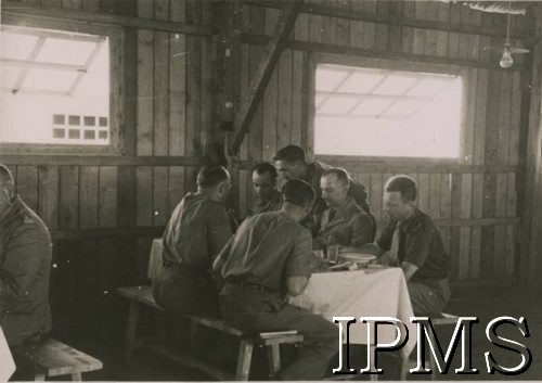 1940, brak miejsca.
Pułkownik Stanisław Kopański (2. z prawej) wśród żołnierzy z Samodzielnej Brygady Strzelców Karpackich.
Fot. NN, Instytut Polski i Muzeum im. gen. Sikorskiego w Londynie [album 14 - Sąd Polowy 3 Dywizji Strzelców Karpackich].