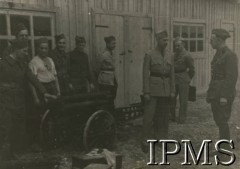 1940, brak miejsca.
Pułkownik Stanisław Kopański (3. z prawej) z żołnierzami.
Fot. NN, Instytut Polski i Muzeum im. gen. Sikorskiego w Londynie [album 14 - Sąd Polowy 3 Dywizji Strzelców Karpackich].