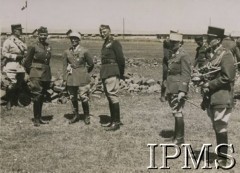 1942-1943, brak miejsca.
Wizyta francuskich oficerów w 3 Dywizji Strzelców Karpackich, 2. z lewej prawdopodobnie gen. Stanisław Kopański.
Fot. NN, Instytut Polski i Muzeum im. gen. Sikorskiego w Londynie [album 14 - Sąd Polowy 3 Dywizji Strzelców Karpackich].