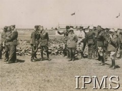 1942-1943, brak miejsca.
Wizyta francuskich oficerów w 3 Dywizji Strzelców Karpackich, 5. z lewej (rozmawia) gen. Stanisław Kopański.
Fot. NN, Instytut Polski i Muzeum im. gen. Sikorskiego w Londynie [album 14 - Sąd Polowy 3 Dywizji Strzelców Karpackich].