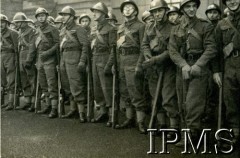 Październik 1940, Dunfermline, Szkocja, Wielka Brytania.
Załoga Pociągu Pancernego nr 4 na zbiórce przed ćwiczeniami bojowymi.
Fot. NN, Dziennik działań Pociągu Pancernego 