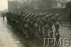 Październik 1940, Dunfermline, Szkocja, Wielka Brytania.
Załoga Pociągu Pancernego nr 4 maszeruje na ćwiczenia.
Fot. NN, Dziennik działań Pociągu Pancernego 