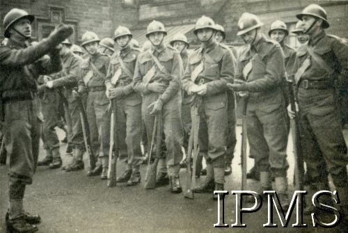 8.11.1940, Dunfermline, Szkocja, Wielka Brytania.
Załoga Pociągu Pancernego nr 4 na zbiórce w dniu wizyty prezydenta Władysława Raczkiewicza.
Fot. NN, Dziennik działań Pociągu Pancernego 