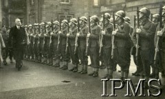 8.11.1940, Dunfermline, Szkocja, Wielka Brytania.
Prezydent Władysław Raczkiewicz przechodzi przed kompanią honorową złożoną z żołnierzy Pociągu Pancernego nr 4.
Fot. NN, Dziennik działań Pociągu Pancernego 