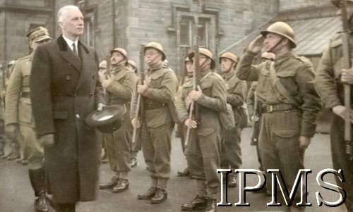 8.11.1940, Dunfermline, Szkocja, Wielka Brytania.
Prezydent Władysław Raczkiewicz przed kompanią honorową złożoną z żołnierzy Pociągu Pancernego nr 4.
Fot. NN, Dziennik działań Pociągu Pancernego 