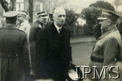 8.11.1940, Dunfermline, Szkocja, Wielka Brytania.
Prezydent Władysław Raczkiewicz z wizytą w obozie załogi Pociągu Pancernego nr 4. Za W. Raczkiewiczem idzie dowódca I Korpusu Polskiego gen. Marian Kukiel.
Fot. NN, Dziennik działań Pociągu Pancernego 