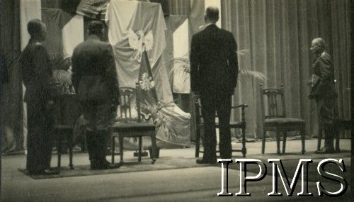8.11.1940, Dunfermline, Szkocja, Wielka Brytania.
Prezydent Władysław Raczkiewicz (stoi w środku tyłem) z wizytą w obozie załogi Pociągu Pancernego nr 4. Z prawej stoi dowódca I Korpusu Polskiego gen. Marian Kukiel.
Fot. NN, Dziennik działań Pociągu Pancernego 